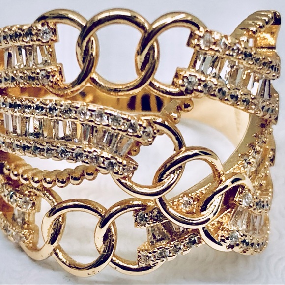 Intricate and original Goldtone Ring - Picture 2 of 5